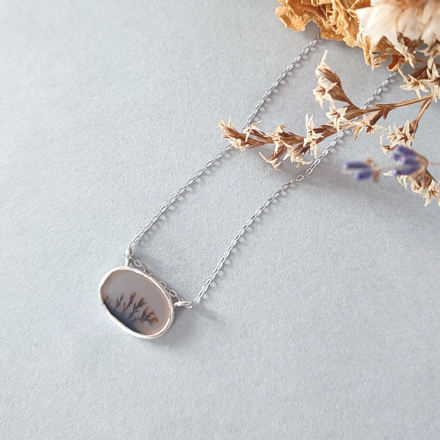 【1点もの】デンドリティックアゲート/アゲート/シダ模様/植物モチーフ/黒/白/オーバル/覆輪/天然石/ネックレス