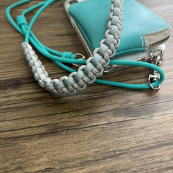 本革ファスナーポーチ付スマホケース&パラコードストラップ●長さ調整可●ターコイズグリーン iPhone,Xperia 2枚目の画像