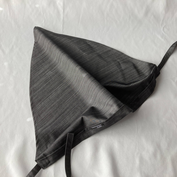 ひも付きタック入りバブーシュカ三角巾　濃紺薄手デニム 7枚目の画像