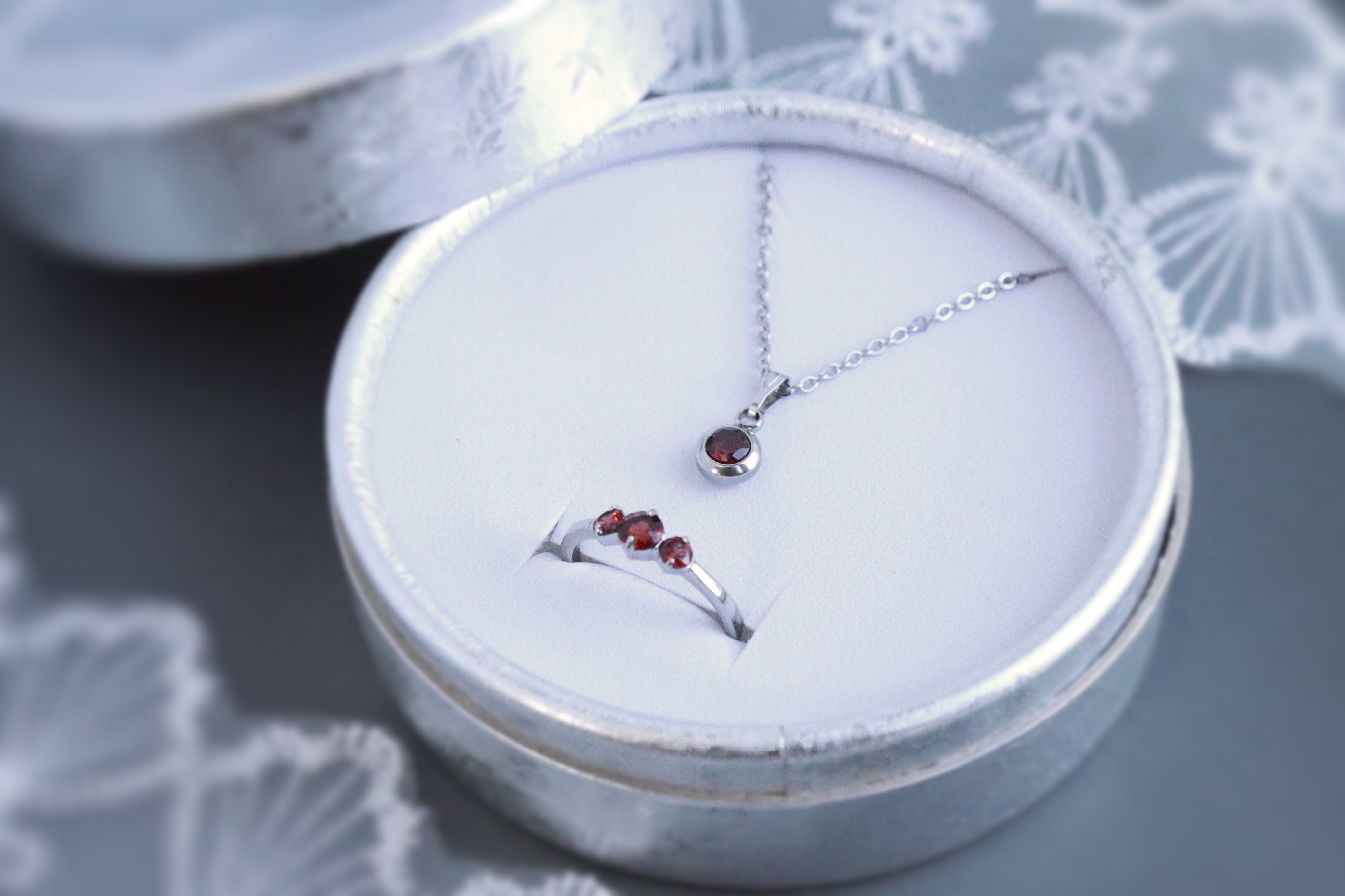 ガーネットのペンダント&リング＊天然石＊フリーサイズ ＊誕生石