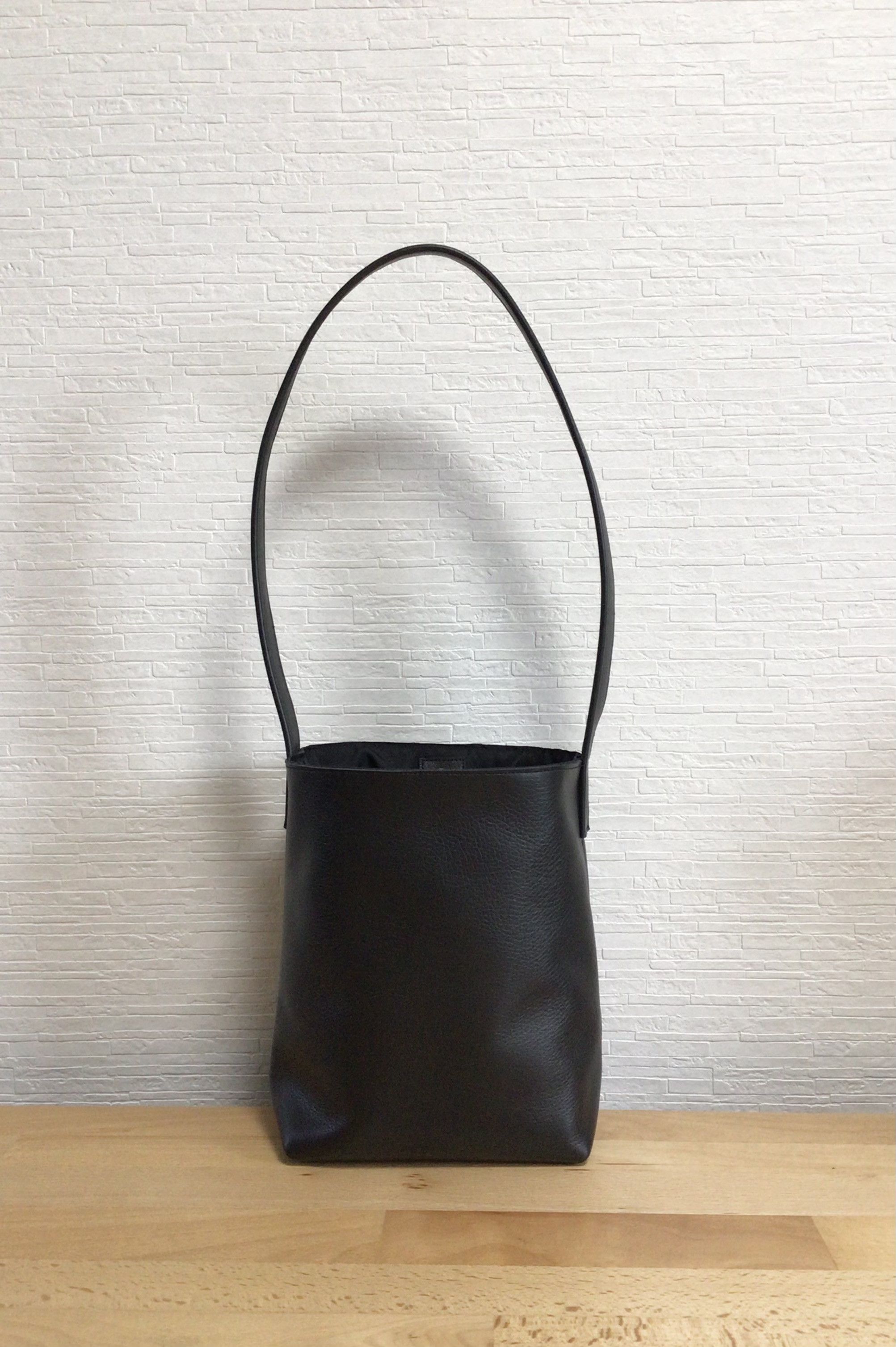 黒色　牛革 ワンショルダートートバッグ　(ショルダー長め)