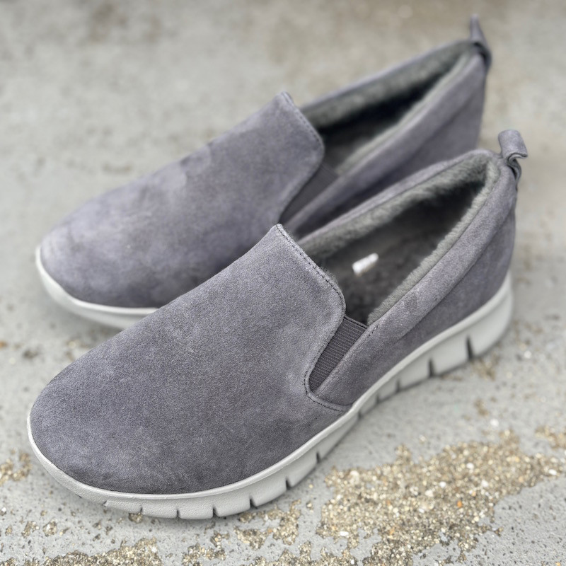 超軽量片足168ｇインナーファー&インソールボアこれからの季節に活躍！スリッポンシューズ　グレイ