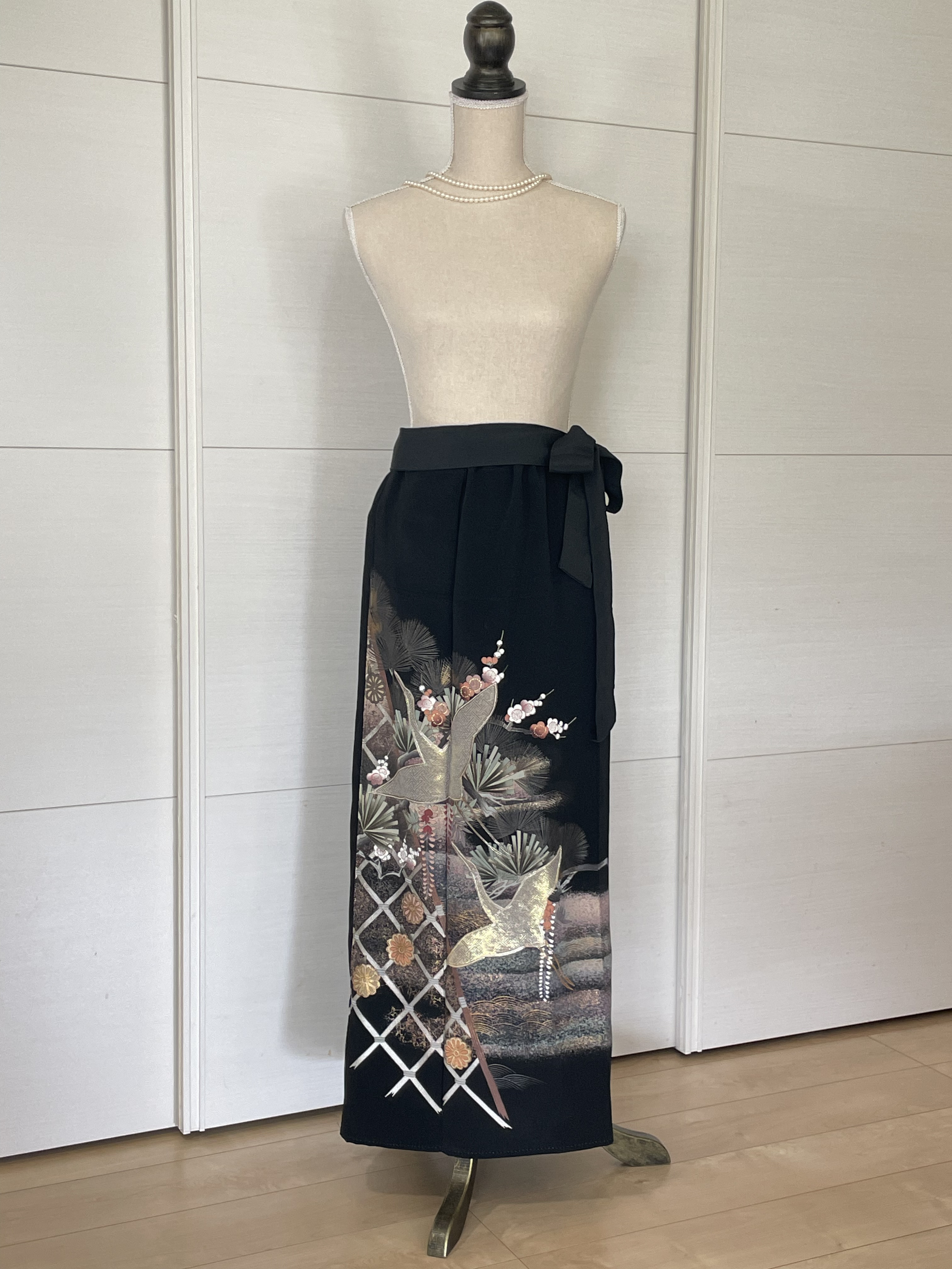 黒留袖リメイク 鶴と松　ロングスカート　正絹　フリーサイズ  大きなサイズ