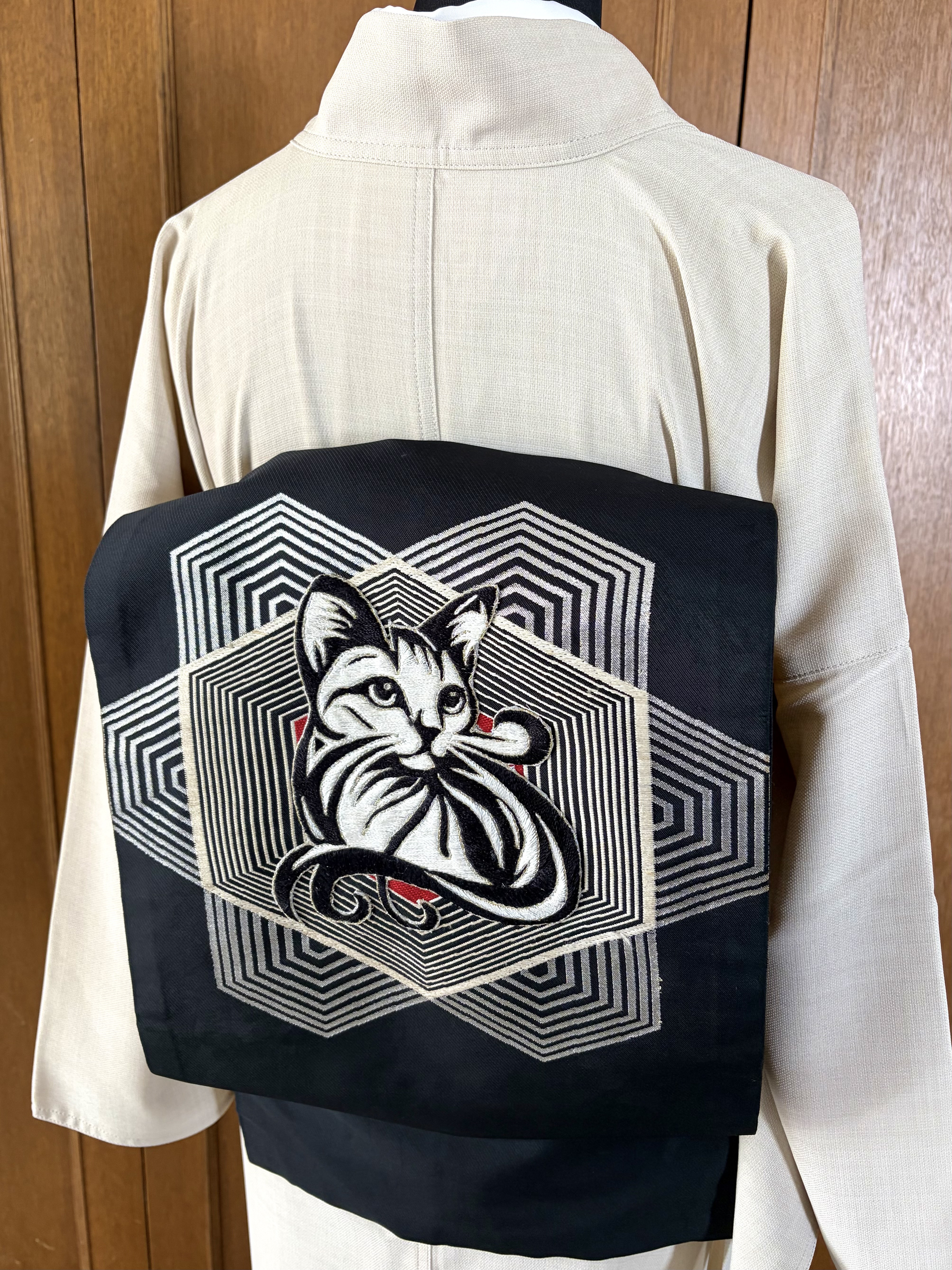 ねこの帯（正絹・黒地の帯・猫）日本刺繍とリュネビル・幾何学模様/和装・着物