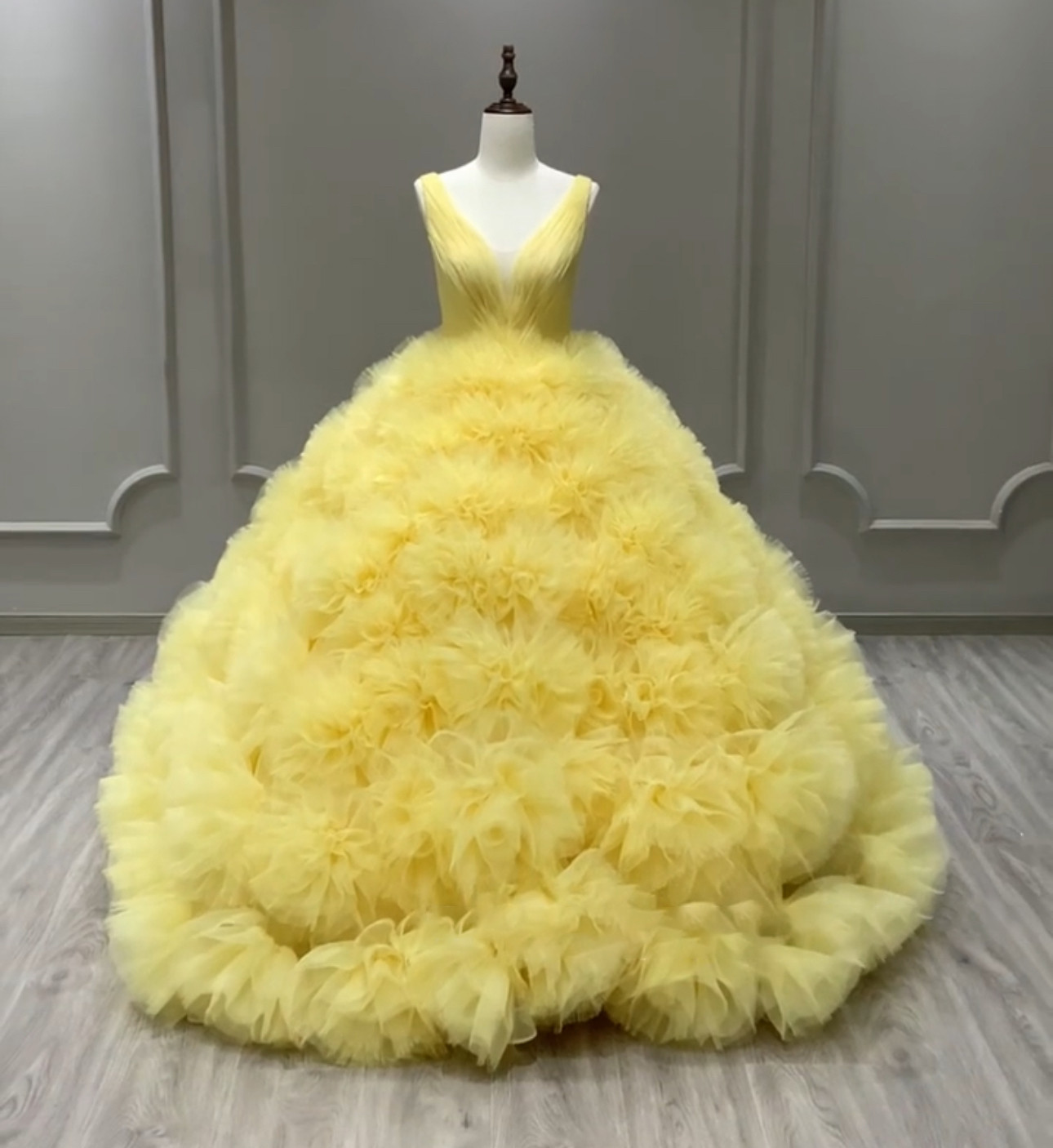 レモン色　vネック　ボリューム感　胸フリル　ラッフルスカート　ギャザー挙式プリンセスライン　袖無し　かわいいカラードレス