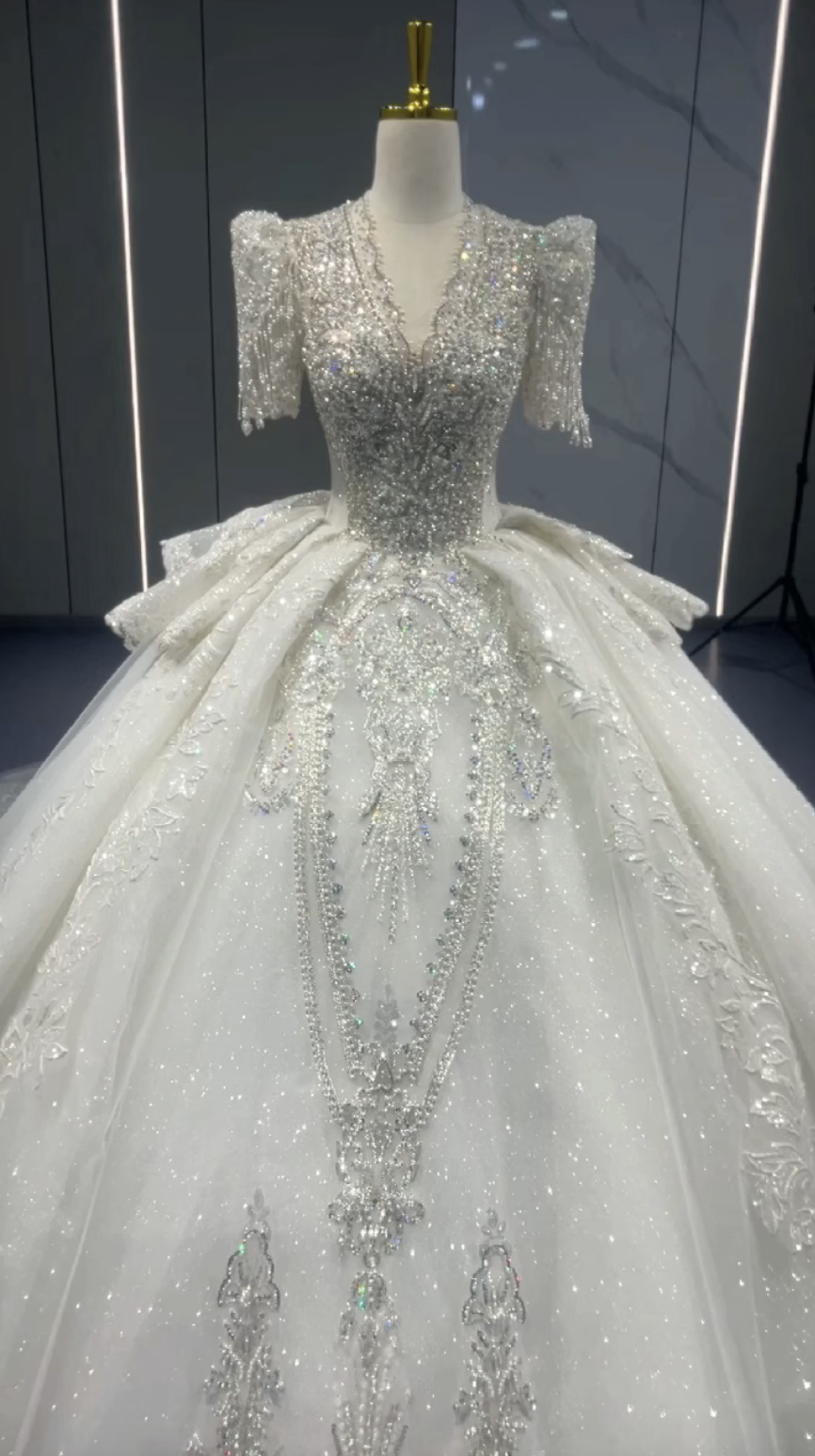 高品質保証　半袖　vネック　王道派女王派　贅沢なビジューキラキラスカート　ウェディングドレス　優雅なレース付き　ラッフル