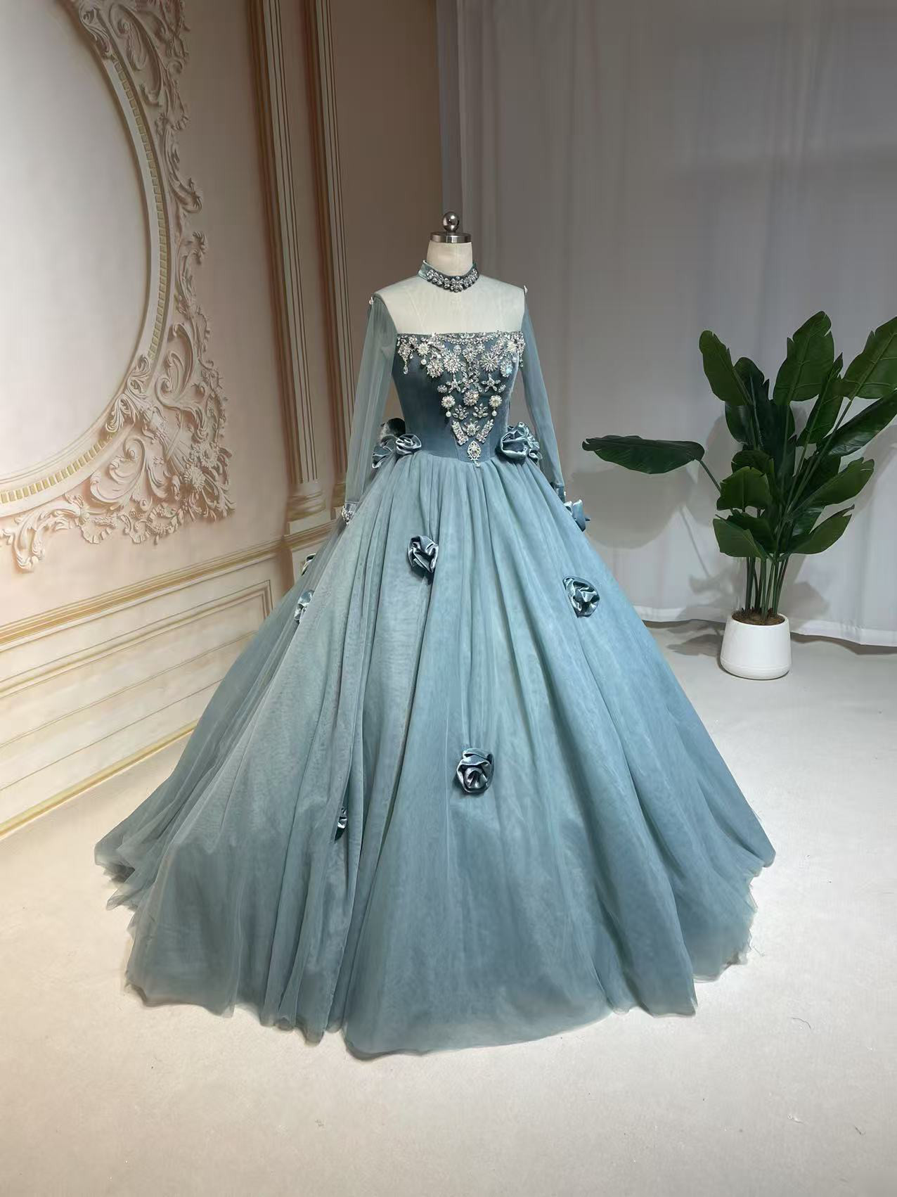 薔薇ローズ飾り　ブルー青い　シースルー　長袖　フランス風　プリンセスライン　ボリューム　ロケーション撮影演奏衣装ステージ