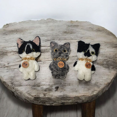 羊毛フェルトネーム入り黒猫キーホルダー 変更可能、オーダー猫 ぶち猫