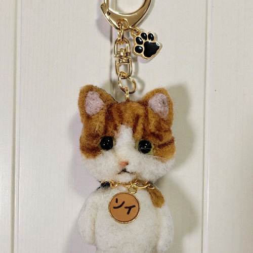 羊毛フェルトネーム入り黒猫キーホルダー 変更可能、オーダー猫 ぶち猫
