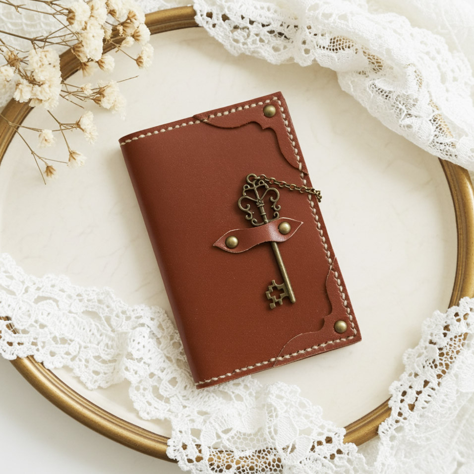 鍵チャーム留め本革パスケース＆カードケース＜ブラウン＞