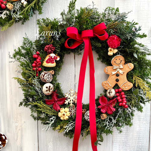 ジンジャークッキー人形と木の実沢山 赤ベルベットリボンのクリスマス