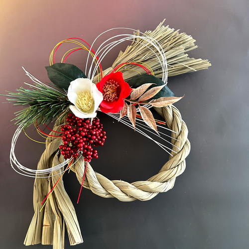 椿を包んだシンプルなしめ縄 新作しめ縄飾り＊紅香椿と積雪椿のお正月飾り しめ縄・しめ飾り iko