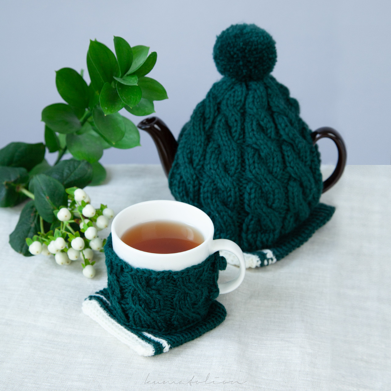 [予約販売] 手編みニットのティーカバーセット | ティーコージー ダークビリジアン&マグコージー ダルグリーン
