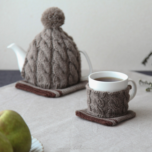 予約販売] 手編みニットのティーカバーセット | ティーコージー モカ