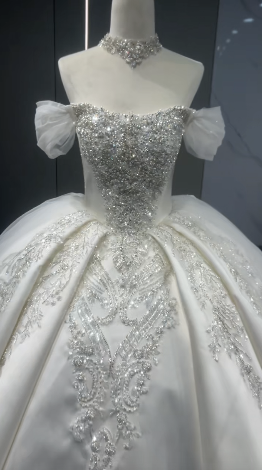 ふんわりお袖　取り外し可能チュールそで　2の腕を隠せる　可愛いウェディングドレス　高級サテン　フレアスカート　ブライダル