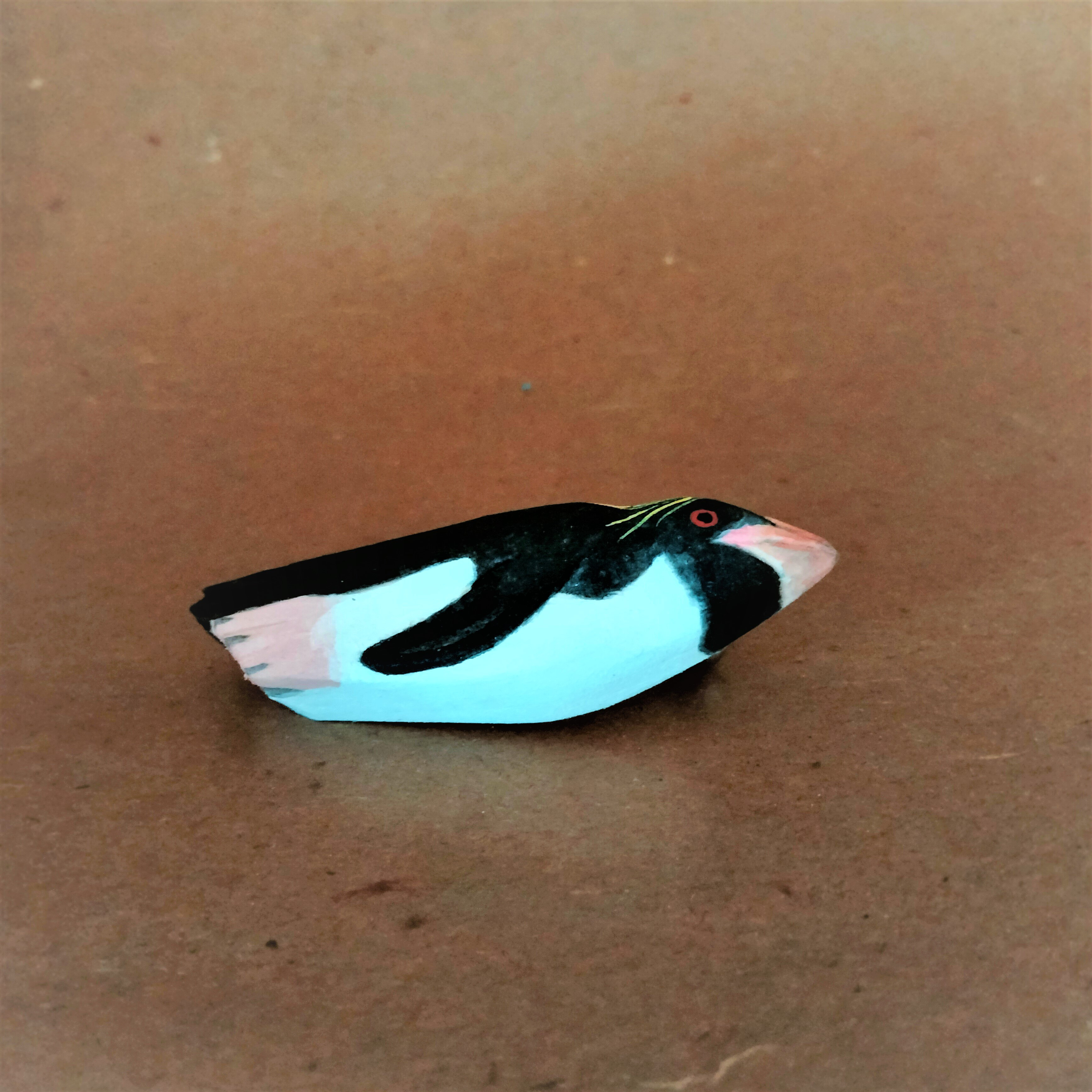 彩色木彫刻ブローチ　泳ぐマカロニペンギン　かんざし・帯留め・ネックレスになる金具あります