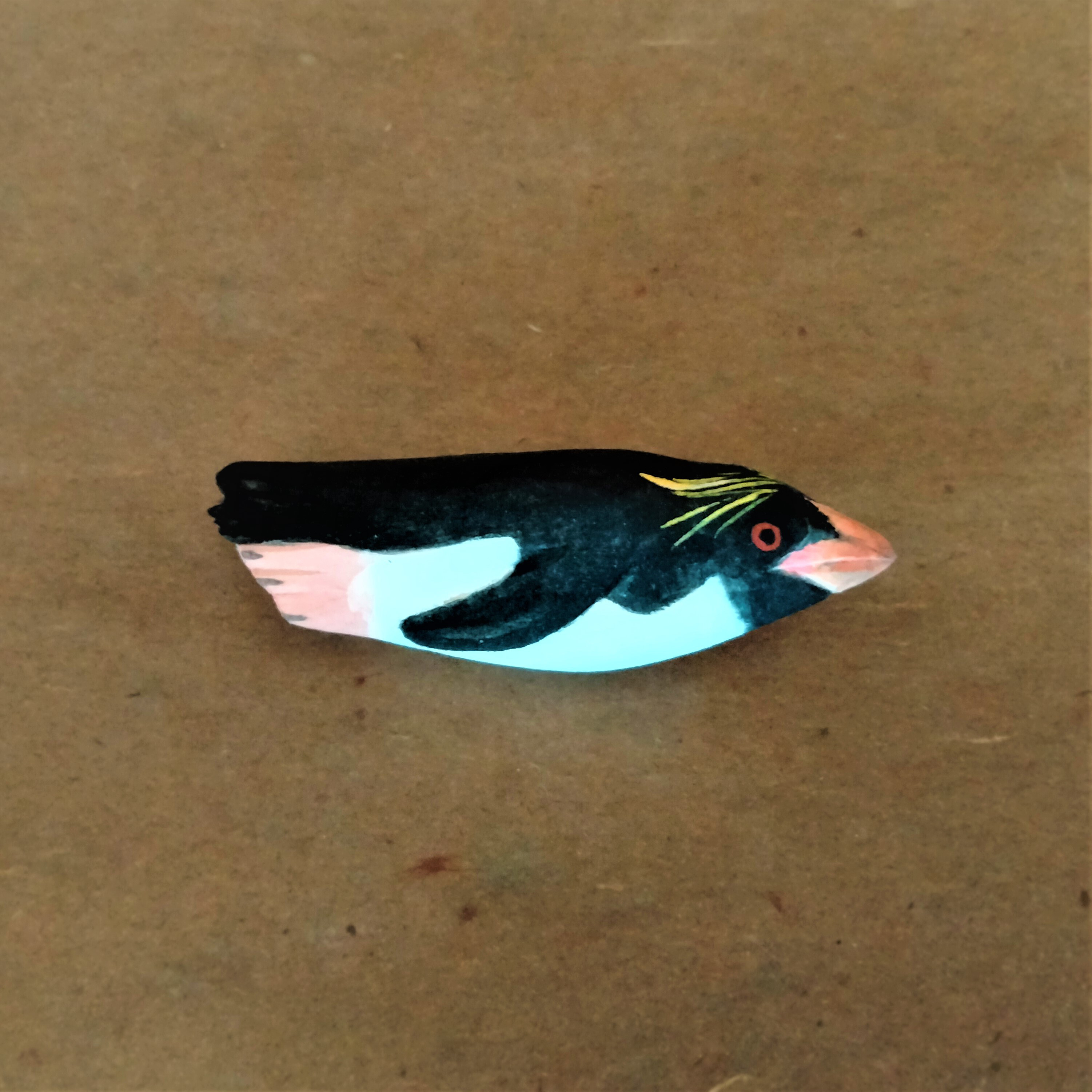 彩色木彫刻ブローチ　泳ぐマカロニペンギン　かんざし・帯留め・ネックレスになる金具あります