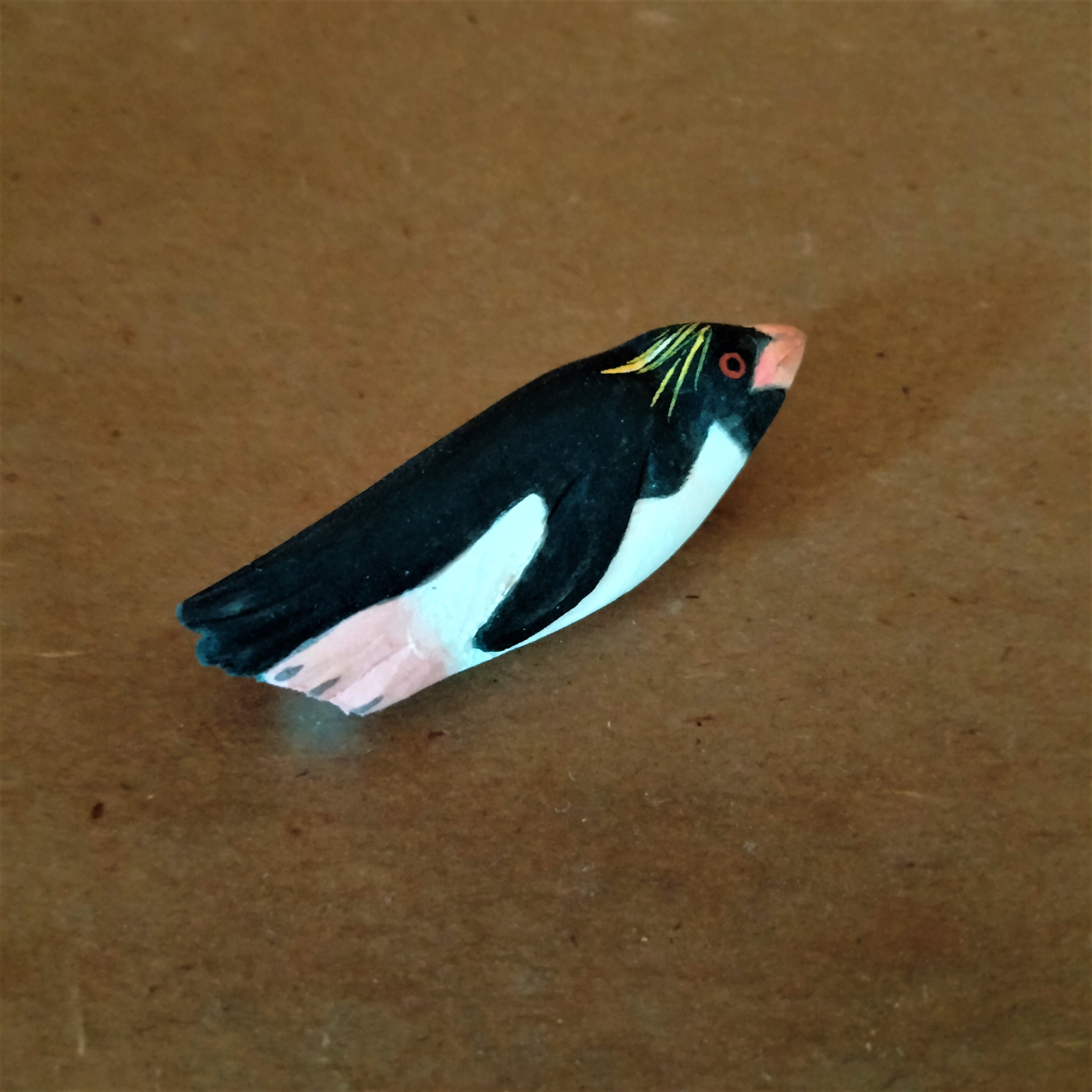 彩色木彫刻ブローチ　泳ぐマカロニペンギン　かんざし・帯留め・ネックレスになる金具あります