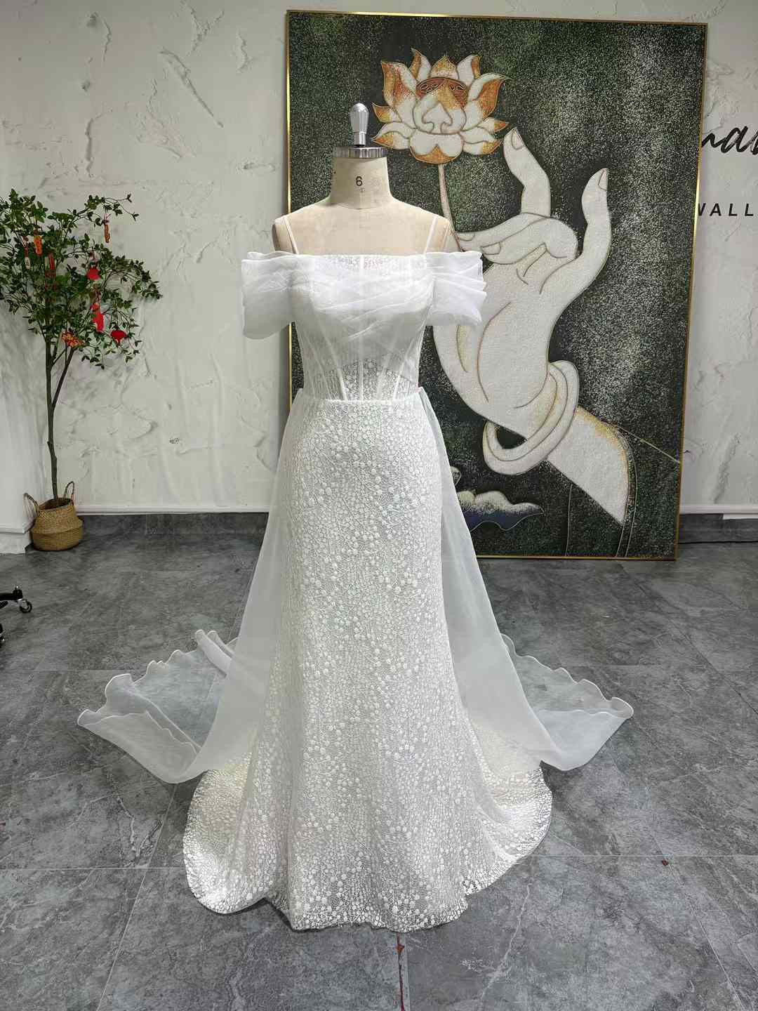 新着商品！オフショルダー　二の腕カバー　ホワイト　上品　贅沢な立体的にレース　チャック　音楽会演奏会二次会卒業式忘年会