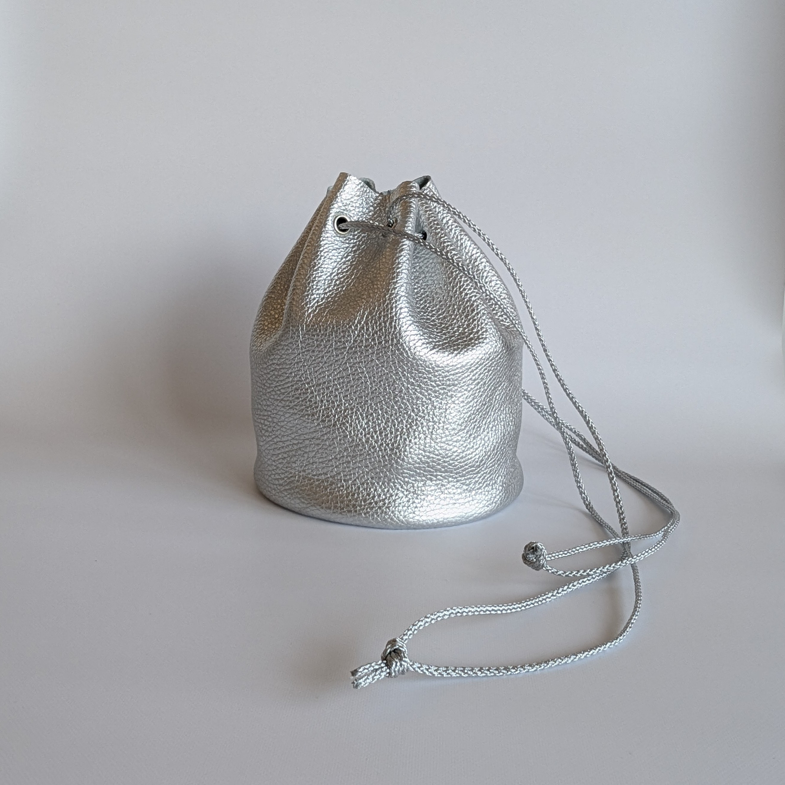 本革　巾着バッグ　中サイズ　イタリアンレザー　シルバー