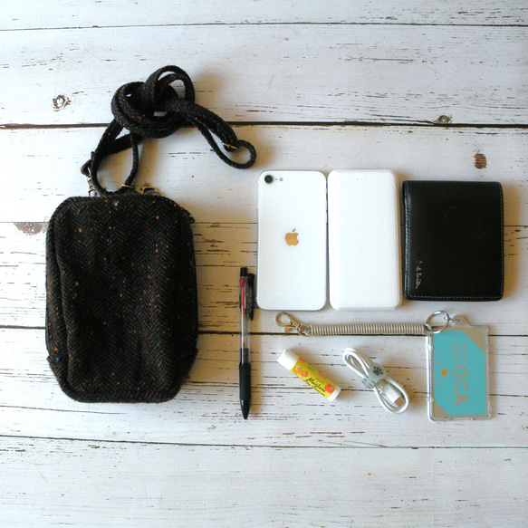 〔受注生産〕みがるにおでかけ！　パッとひらいてサッと出せる　ウールヘリンボーンのスマホショルダー　Sサイズ 5枚目の画像
