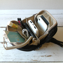 〔受注生産〕みがるにおでかけ！　パッとひらいてサッと出せる　ウールヘリンボーンのスマホショルダー　Sサイズ 3枚目の画像