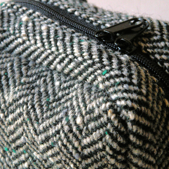 〔受注生産〕みがるにおでかけ！　パッとひらいてサッと出せる　ウールヘリンボーンのスマホショルダー　Sサイズ 9枚目の画像