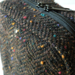 〔受注生産〕みがるにおでかけ！　パッとひらいてサッと出せる　ウールヘリンボーンのスマホショルダー　Sサイズ 7枚目の画像