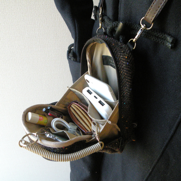 〔受注生産〕みがるにおでかけ！　パッとひらいてサッと出せる　ウールヘリンボーンのスマホショルダー　Sサイズ 2枚目の画像