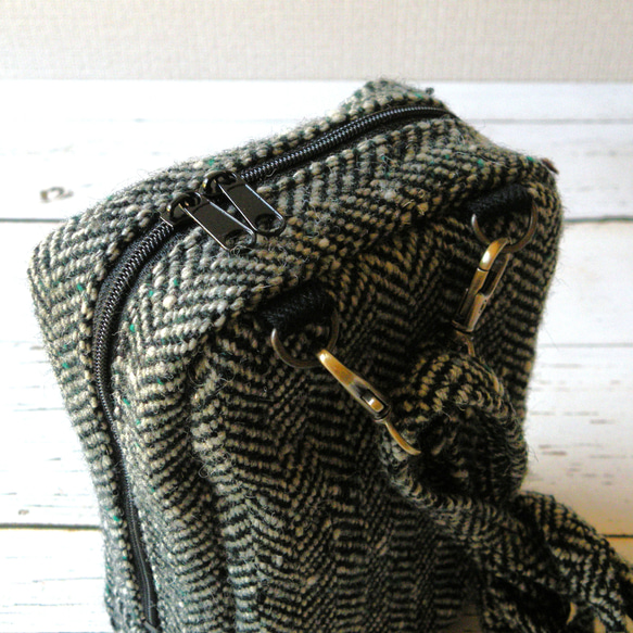 〔受注生産〕みがるにおでかけ！　パッとひらいてサッと出せる　ウールヘリンボーンのスマホショルダー　Sサイズ 10枚目の画像