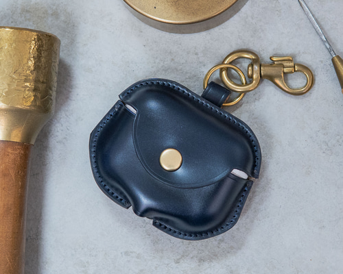 新作】ポケットに収まる“革の宝石” コードバンで仕立てた AirPods