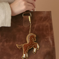 再入荷！インドより！2026年の干支！『エッフェル塔キーホルダー　キーチャーム 　バッグチャーム』～馬　ホース　1個～ 4枚目の画像