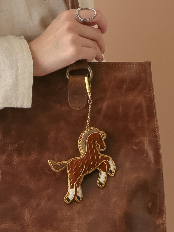 再入荷！インドより！2026年の干支！『エッフェル塔キーホルダー　キーチャーム 　バッグチャーム』～馬　ホース　1個～ 4枚目の画像