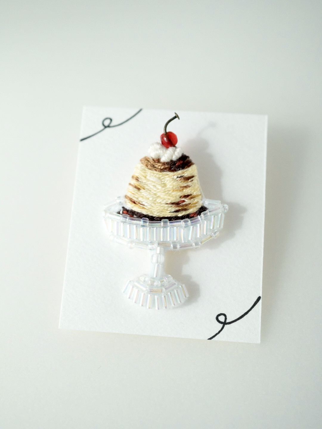 レトロプリンのピンブローチ　刺繍とビーズのアクセサリー