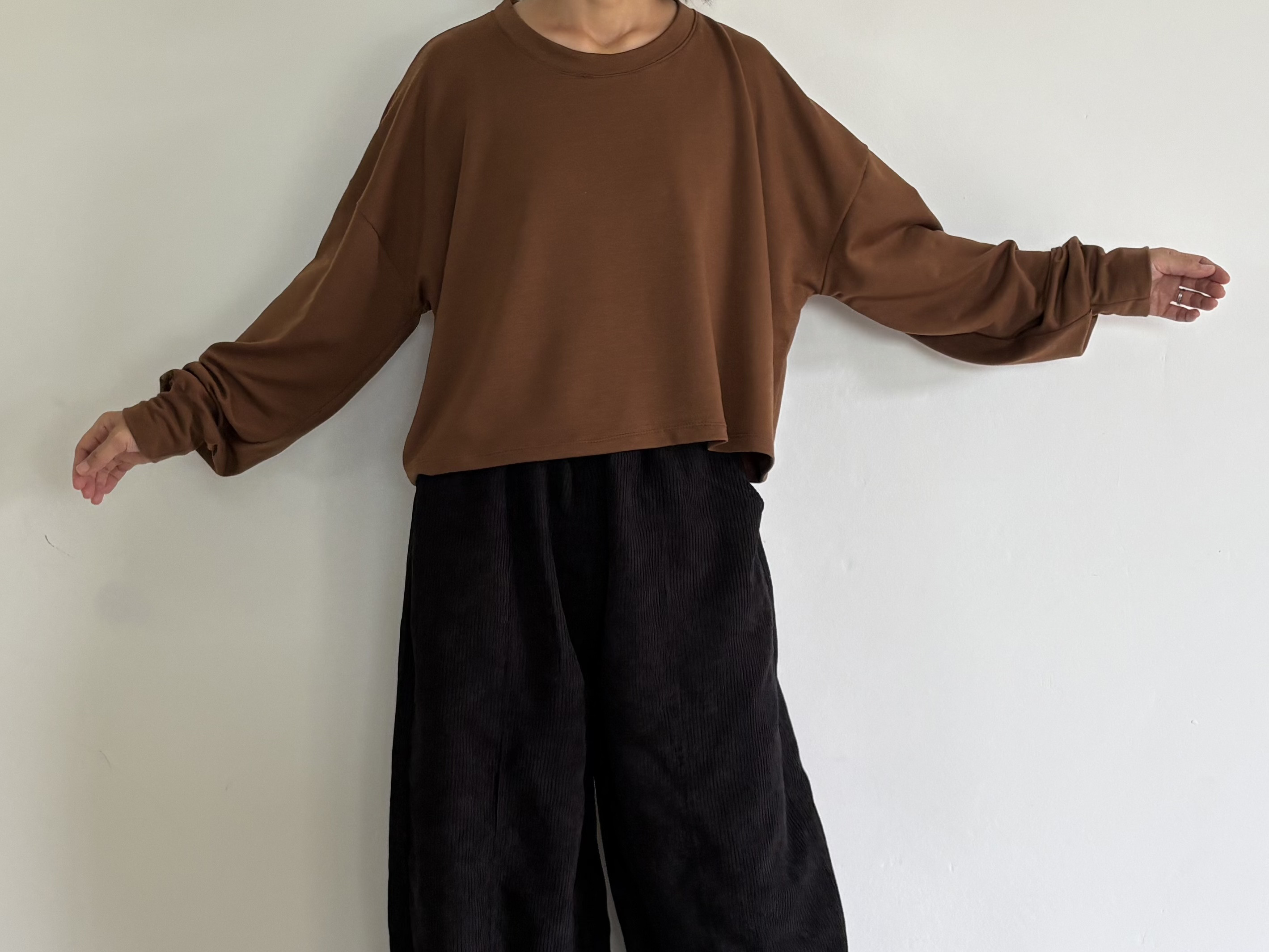 ゆるっと。程よいルーズ感が「今どき」バランスに仕上がる。コットンミックスで肌触りが優しい。スエット。ブラウン色