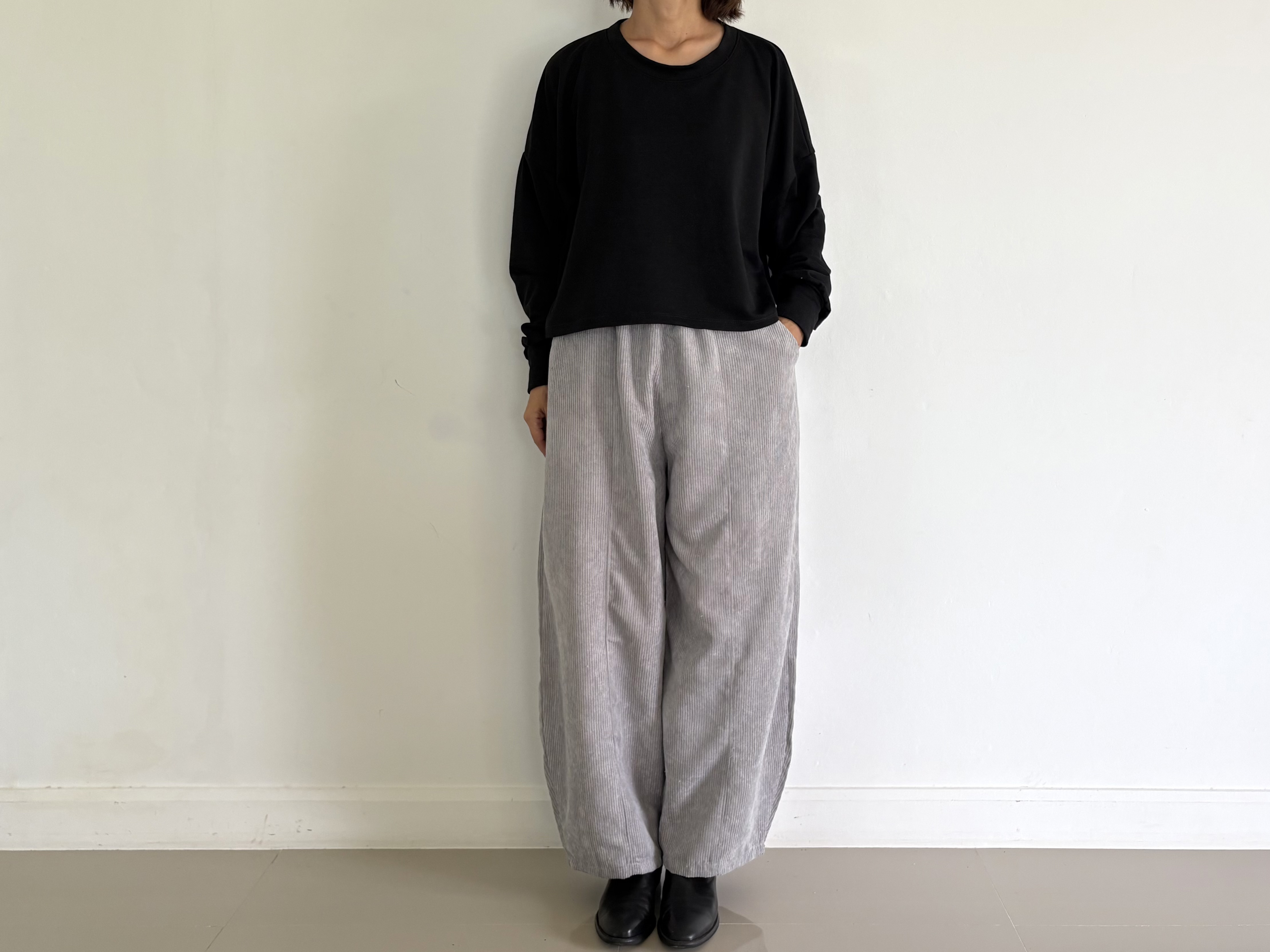 ゆるっと。程よいルーズ感が「今どき」バランスに仕上がる。コットンミックスで肌触りが優しい。スエット。ブラック