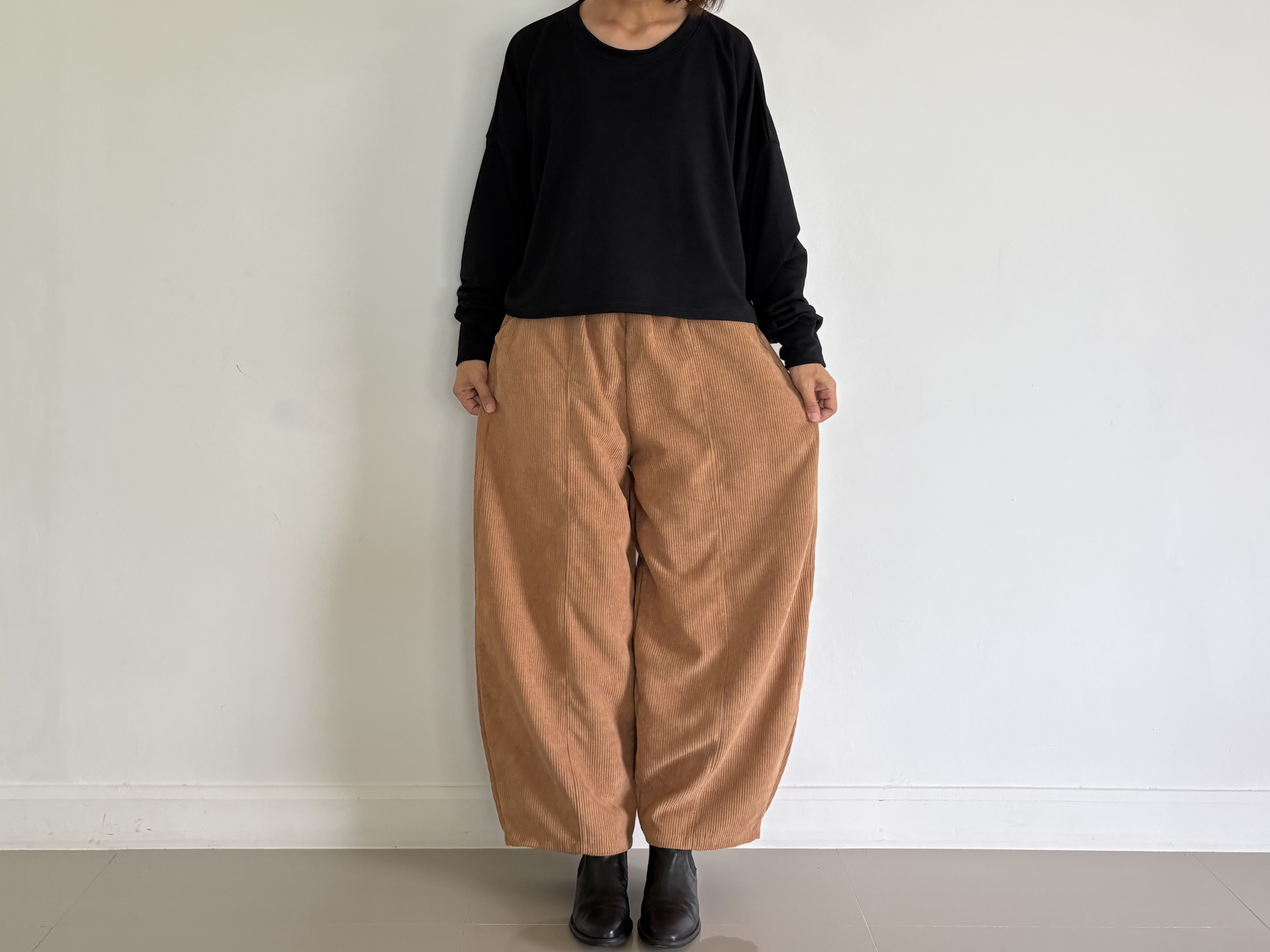 しっとりコーデュロイが作る。秋冬だけのコクーンパンツ。ゆったりなのにスッキリ見せ。ブラウン