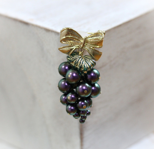 葡萄とリボンのザインブローチ 1枚目の画像