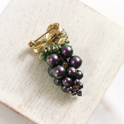 葡萄とリボンのザインブローチ 2枚目の画像