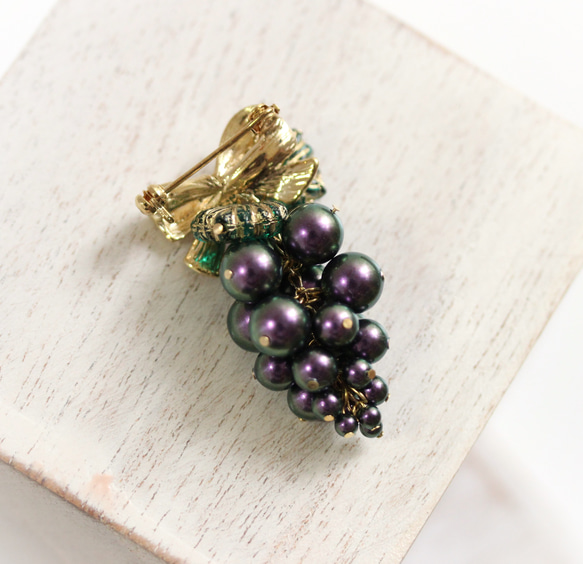 葡萄とリボンのザインブローチ 2枚目の画像
