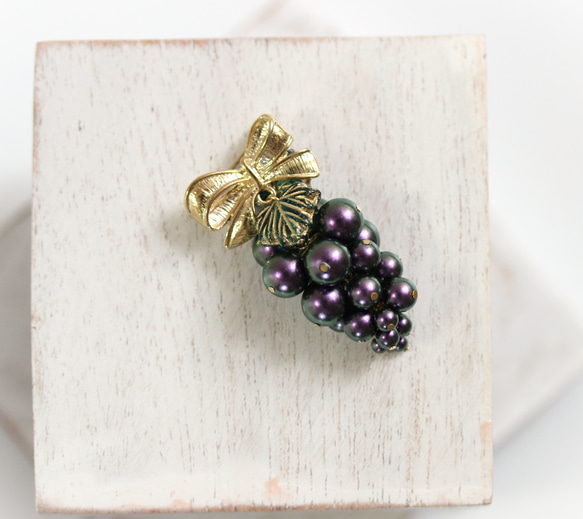 葡萄とリボンのザインブローチ 3枚目の画像