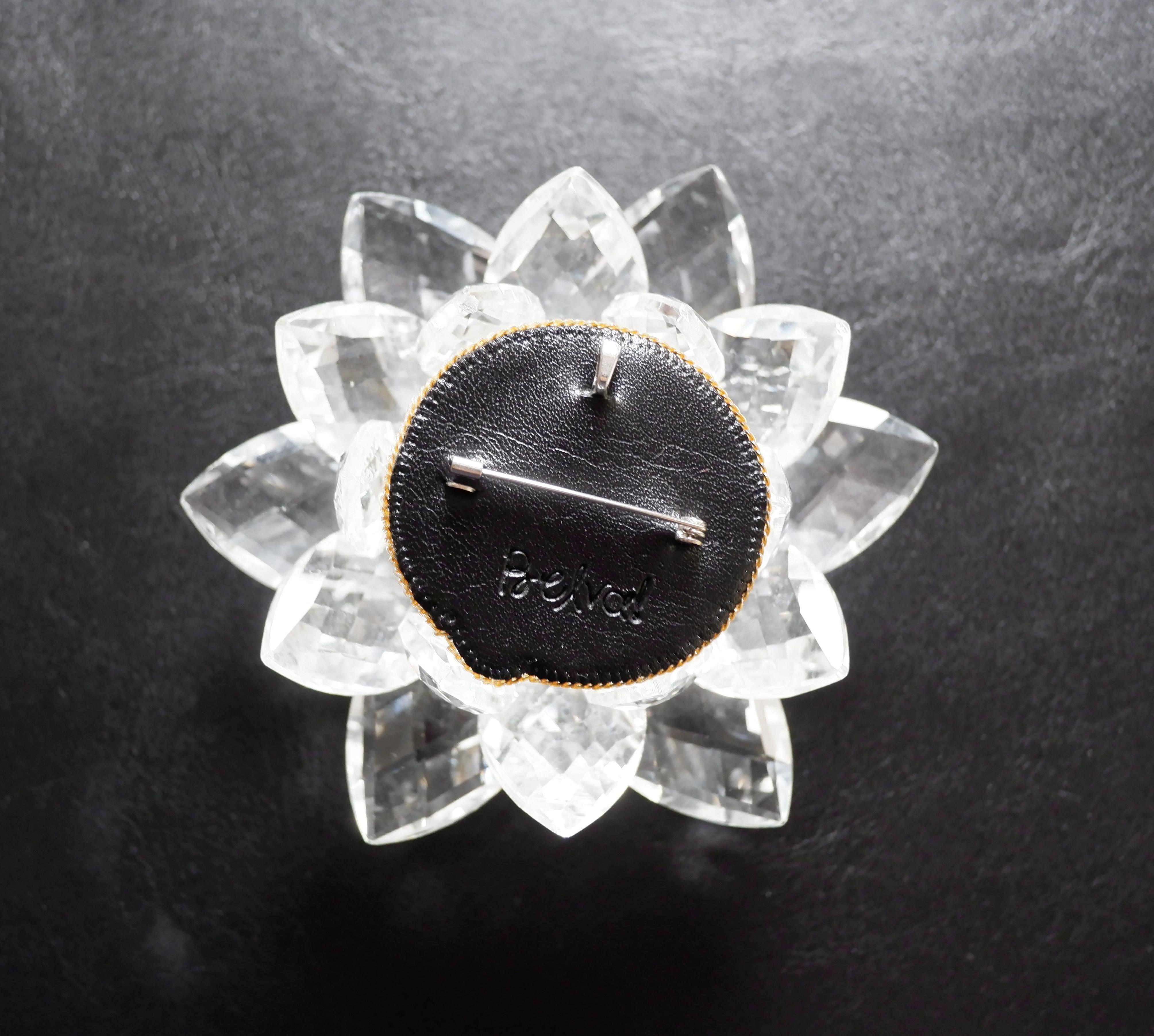 ビーズ刺繍の2wayブローチ　-ニコニコ　あっかんべー-