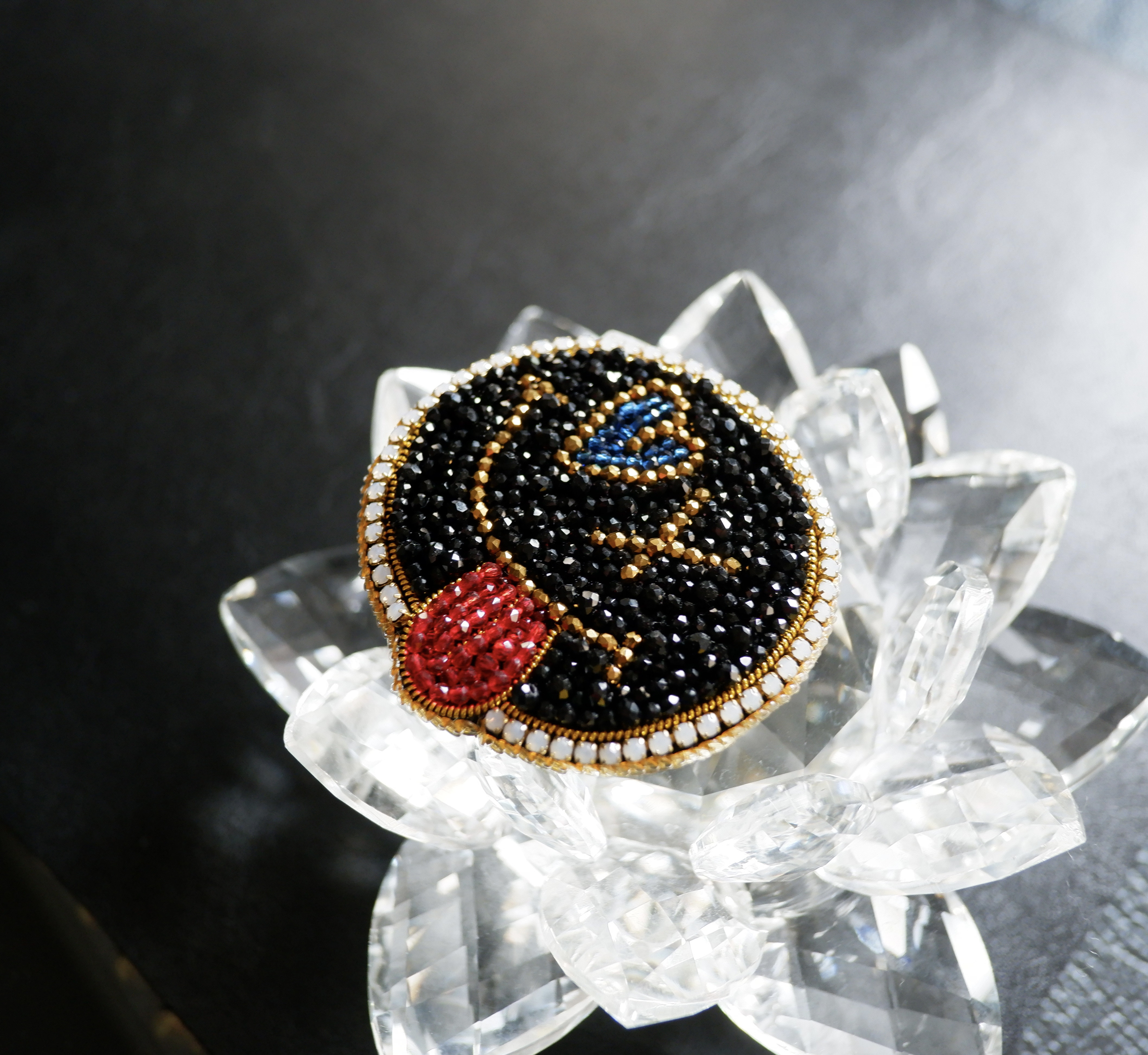 ビーズ刺繍の2wayブローチ　-ニコニコ　あっかんべー-