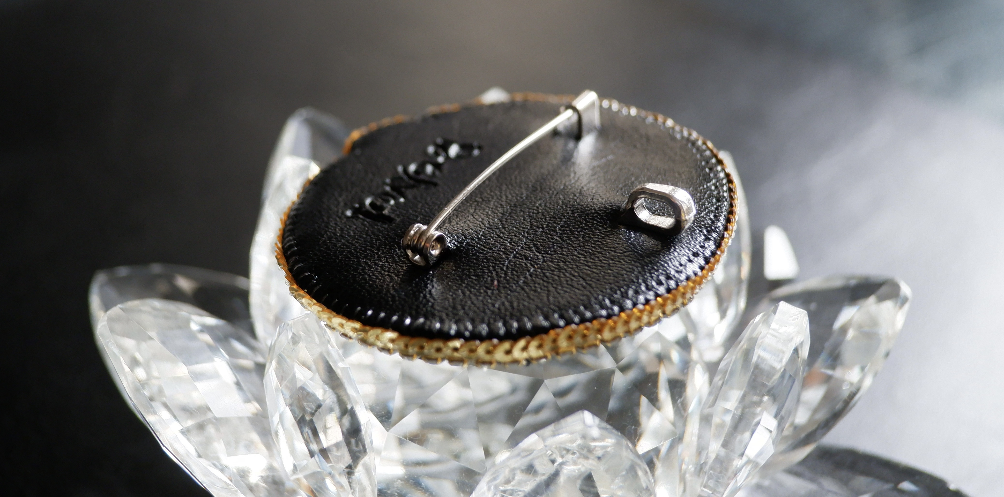 ビーズ刺繍の2wayブローチ　-ニコニコ　あっかんべー-