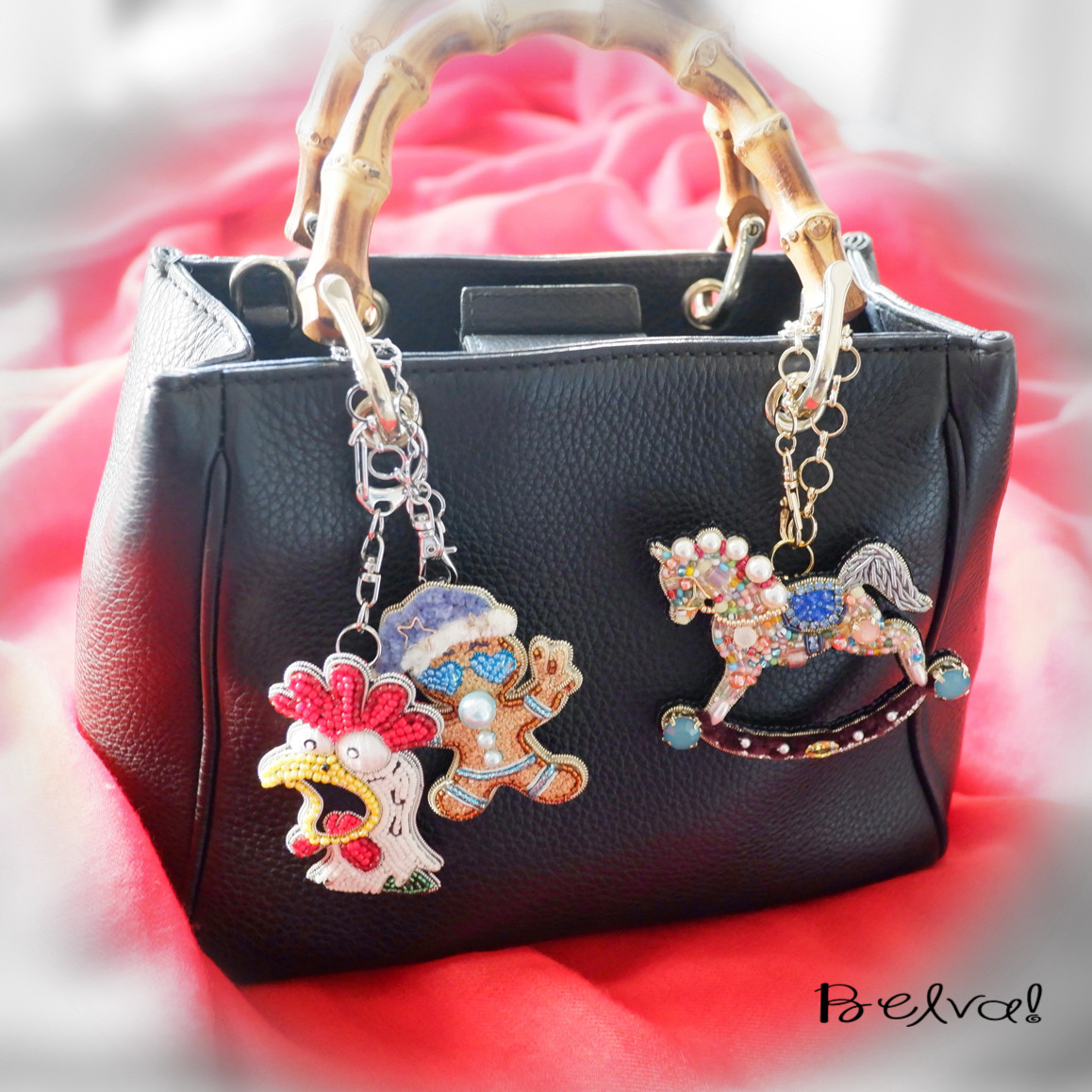 ビーズ刺繍の2wayブローチ　-ニコニコ　あっかんべー-