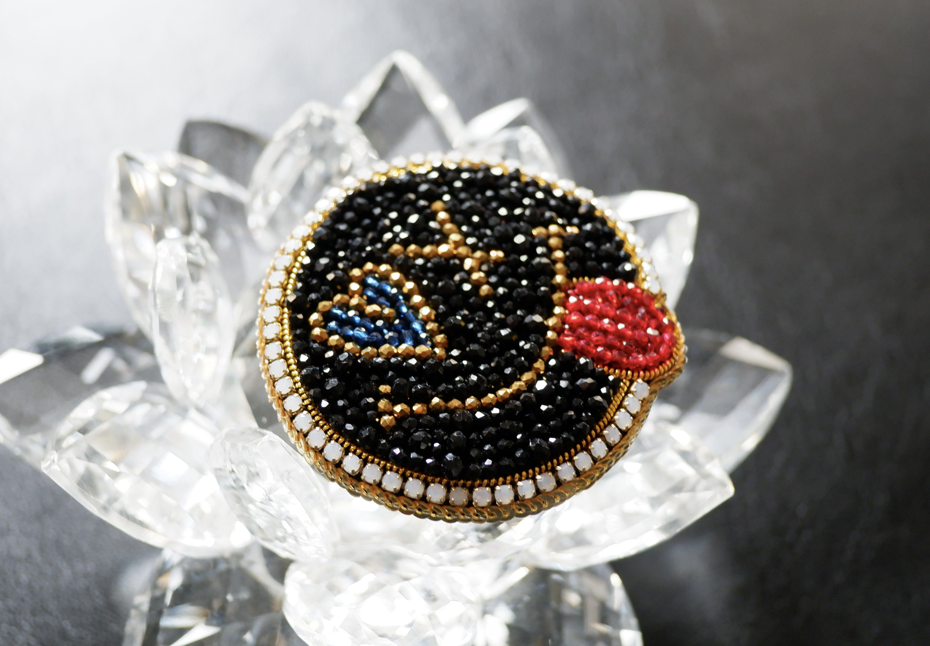 ビーズ刺繍の2wayブローチ　-ニコニコ　あっかんべー-