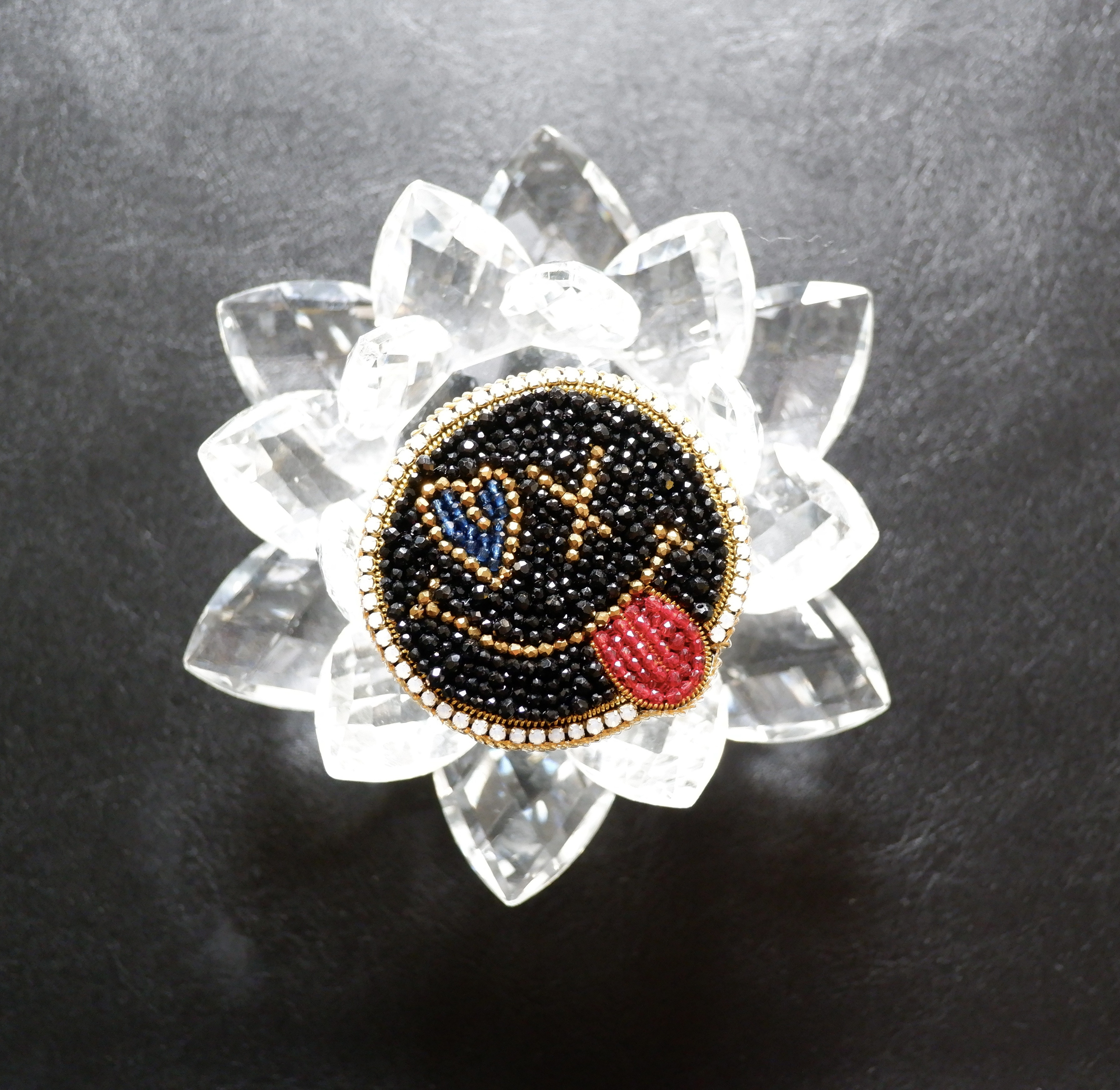 ビーズ刺繍の2wayブローチ　-ニコニコ　あっかんべー-