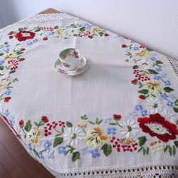 ドイツの手仕事/華やかなバテンレースとお花の白糸手刺繍 テーブル