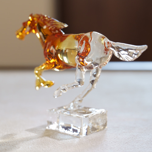 ガラスの干支 午 「 駿 (小・アンバー) 」 馬 お正月 縁起物 その他