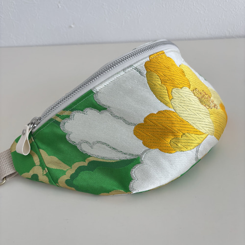 牡丹柄 袋帯スリングバッグ　帯リメイクバッグ　クロスボディバッグ 袋帯 牡丹柄の帯リメイクバッグ｜クロスボディバッグ